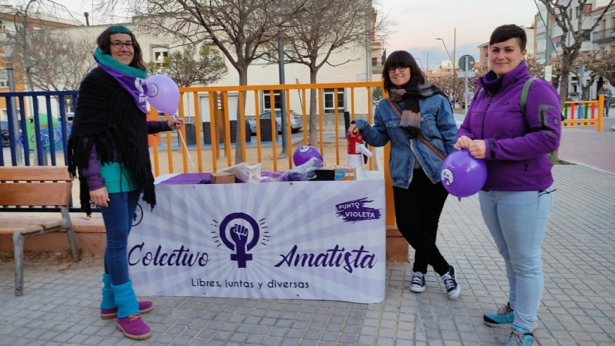 Componentes del colectivo feminista Amatista de Yecla antes de la manifestación del 8-M