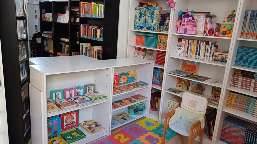 La biblioteca desde tu sofá. Abanilla celebra el arte urbano femenino y la literatura intensa