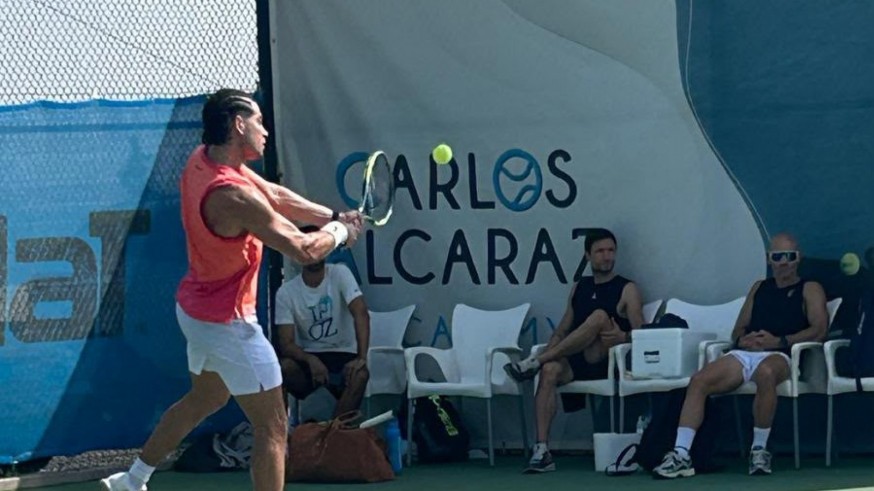 Alcaraz ya entrena al aire libre