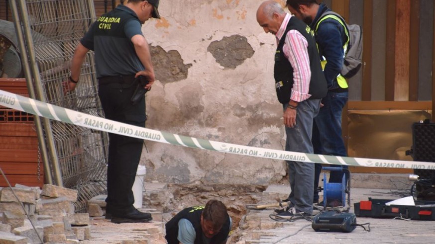Especialistas de la Guardia Civil trabajan en la zona donde apareció el objeto