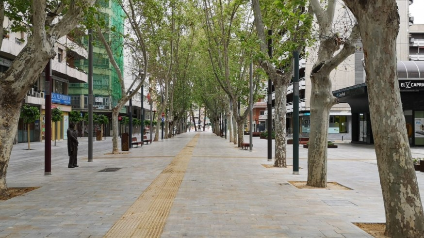 Calles vacías y negocios cerrados en Murcia