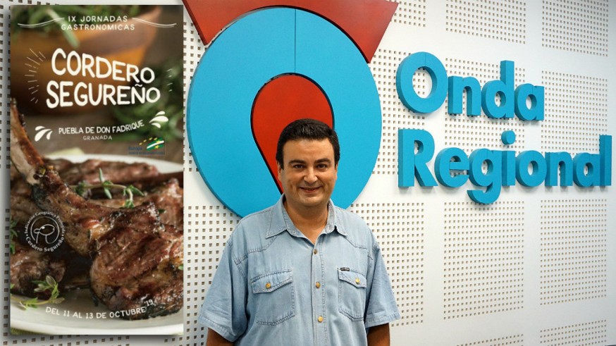 José Antonio García Ayala y cartel de las IX Jornadas Gastronómicas del Cordero Segureño de Puebla de Don Fadrique