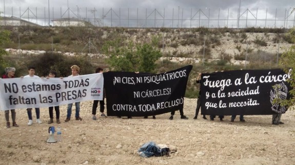El movimiento 8M visita la cárcel de Campos del Río