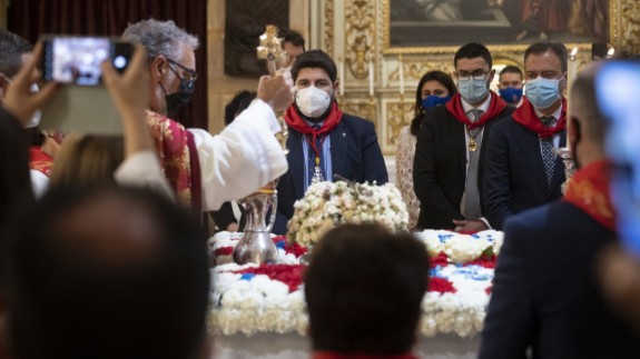 López Miras asiste al acto de bendición del Vino y las Flores en Caravaca de la Cruz