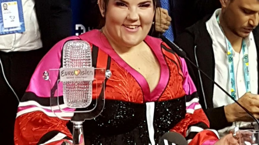 Netta, la ganadora de Eurovisión con el micrófono de cristal