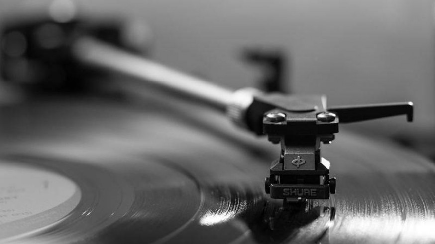 Brazo de tocadiscos y disco de vinilo