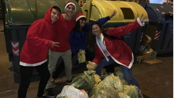 Miranda junto a varios amigos participando en la iniciativa "Santa Recyclaus"