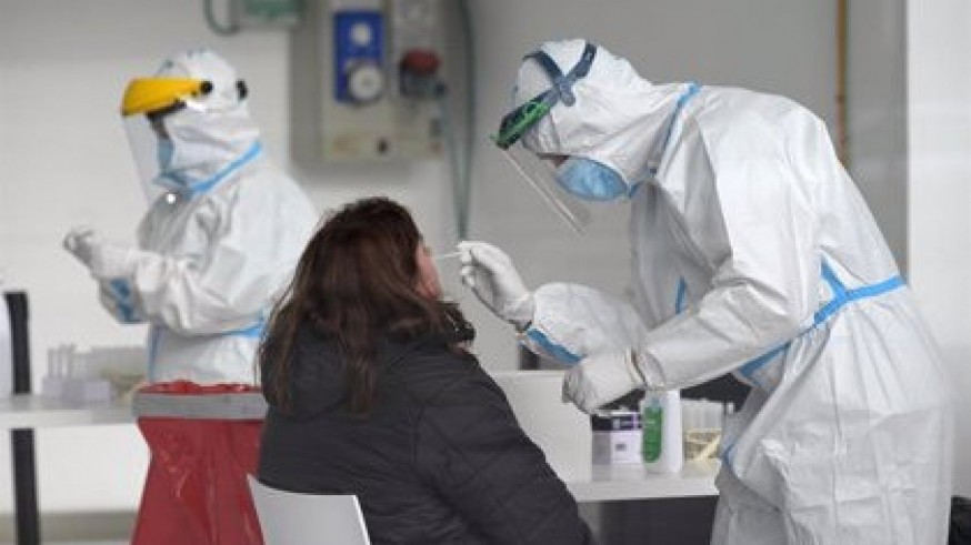 Una mujer se somete a un test de antígenos (archivo). EUROPA PRESS