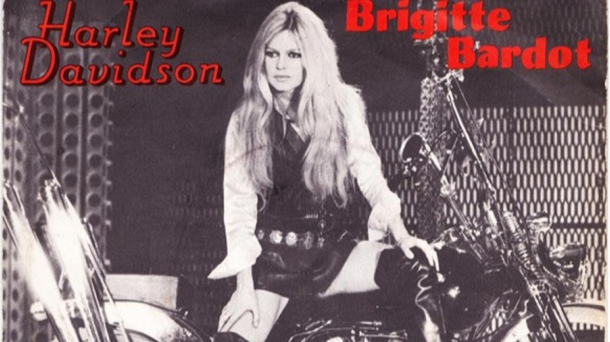 Nos damos una vuelta en moto con Brigitte Bardot
