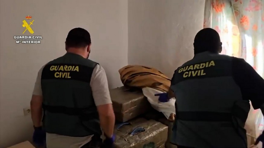 Traían hachís en helicóptero y los escondían en naves de Almería y Murcia