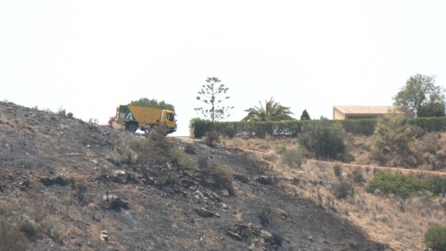 Tercera noche de lucha contra el fuego en Los Gallardos