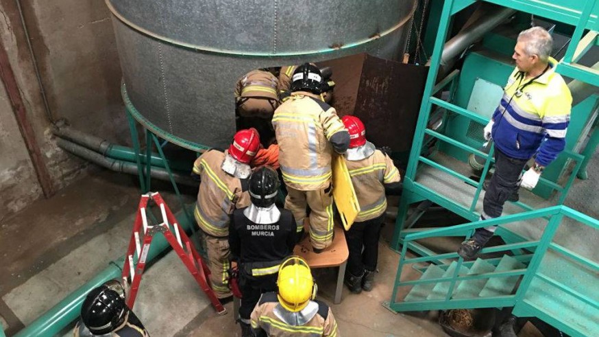 Personal de emergencias rescata al herido del interior del silo.