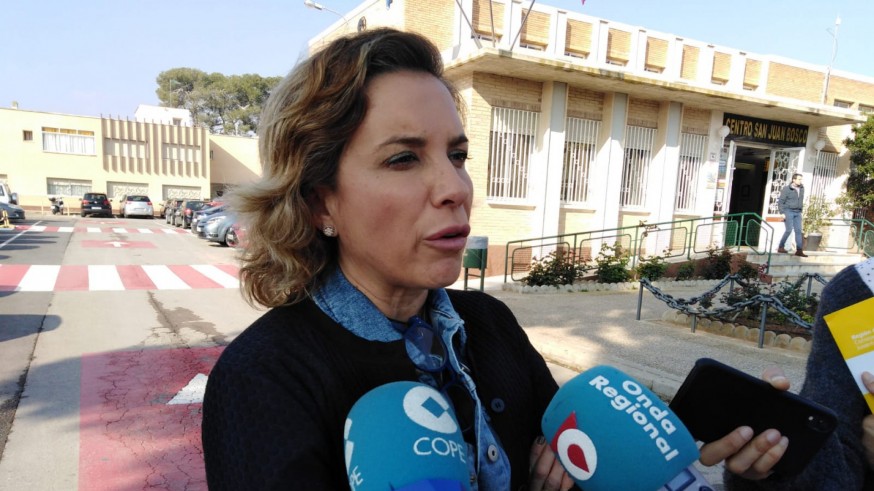 Martínez-Cachá atiende a los medios en Cartagena