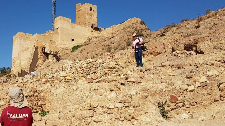 Hablamos de los trabajos de restauración del castillo de Alhama con los arqueólogos José Baños y Clemente López