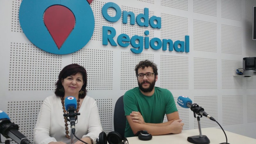 Nieves Martínez Hidalgo y Antonio López en los estudios de Onda Regional 