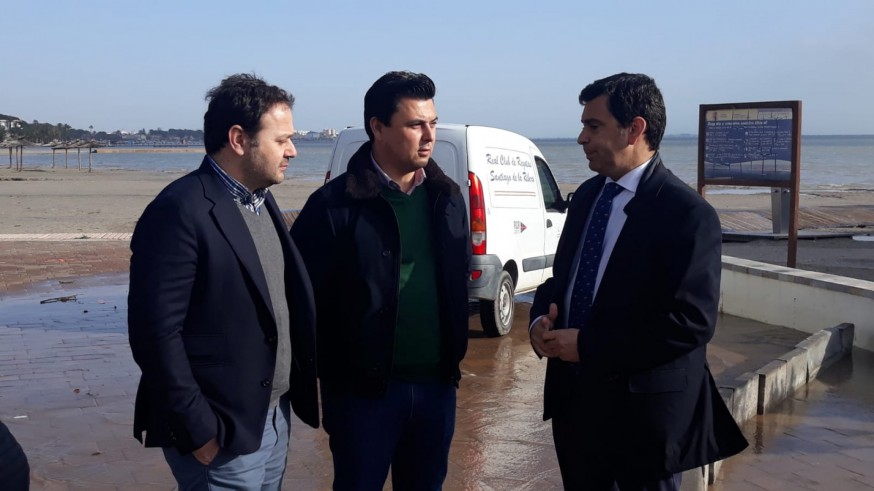 Díez de Revenga, primero por la derecha, habla con el alcalde de San Javier