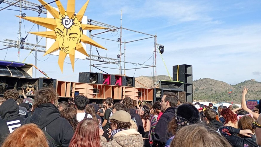 Unos 300 guardias civiles vigilan la fiesta ilegal junto al embalse del Cenajo
