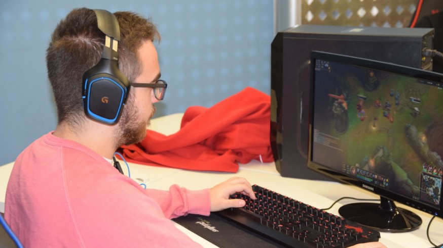 Un joven disputando una partida frente al ordenador
