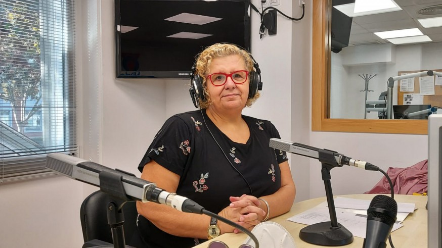 María Luisa Martínez en los estudios de Onda Regional en Cartagena 
