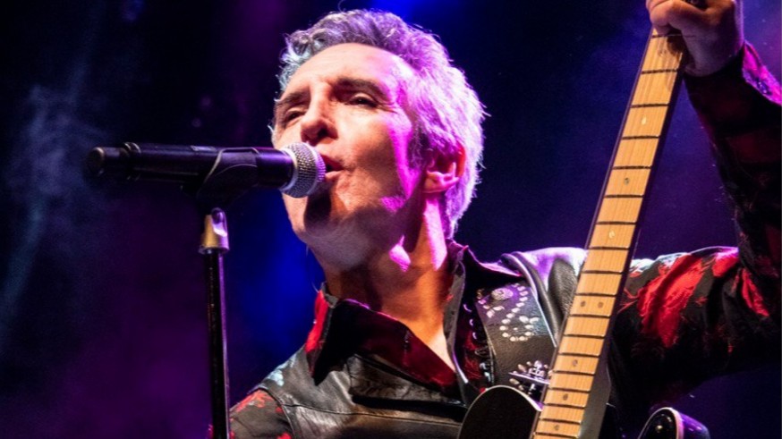 Ramoncín es mucho más que un referente del rock; es una voz que incomoda, cuestiona y no entiende grises. Hablamos con él sobre sus batallas ganadas y perdidas, y esa mirada afilada que aún conserva.