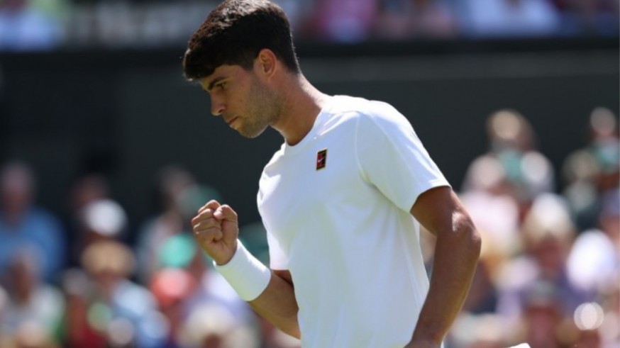 Carlos Alcaraz sigue adelante en Wimbledon