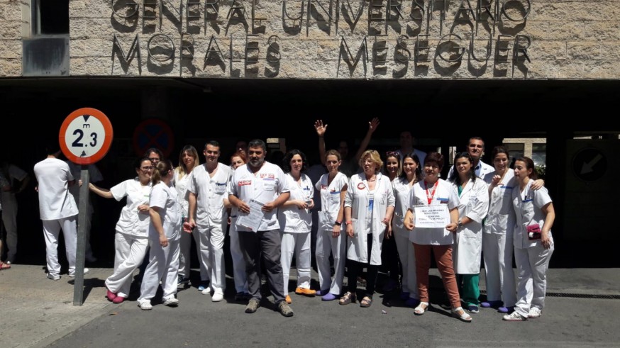 Protesta de enfermeros a las puertas del Morales Meseguer en Murcia