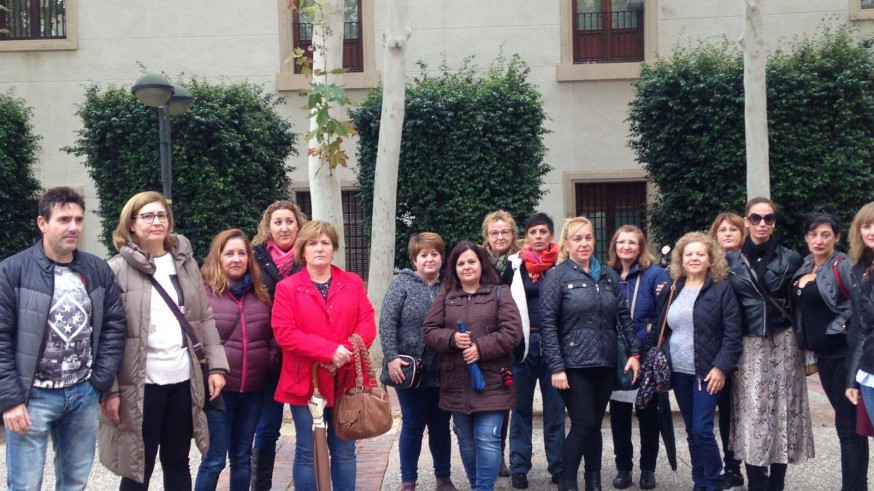 Trabajadoras de la limpieza frente a la sede del Gobierno regional.