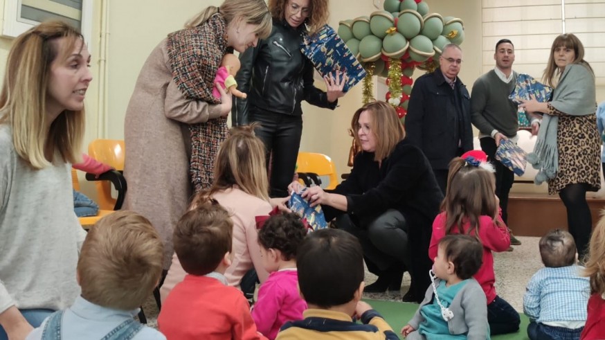 Los niños del 'Centro Cardenal Belluga' de Murcia reciben sus regalos