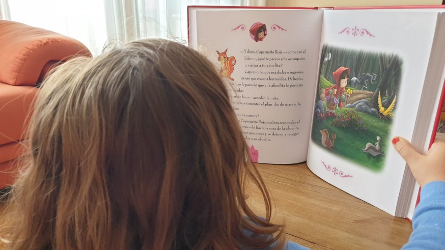 Una niña leyendo un cuento. ORM