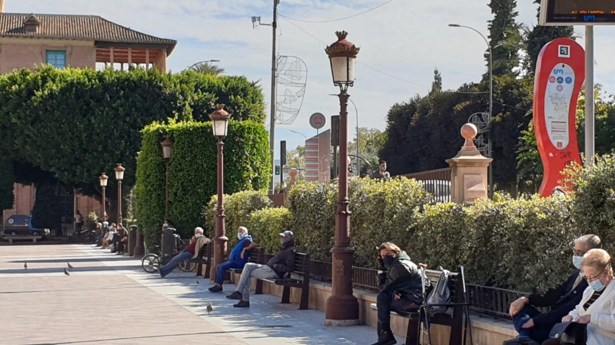 Gente con mascarilla y distancia de seguridad en La Glorieta de Murcia. ORM