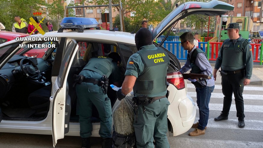 Detenida en Cieza una pareja que escondía en su vivienda armas y 23 kilos de marihuana