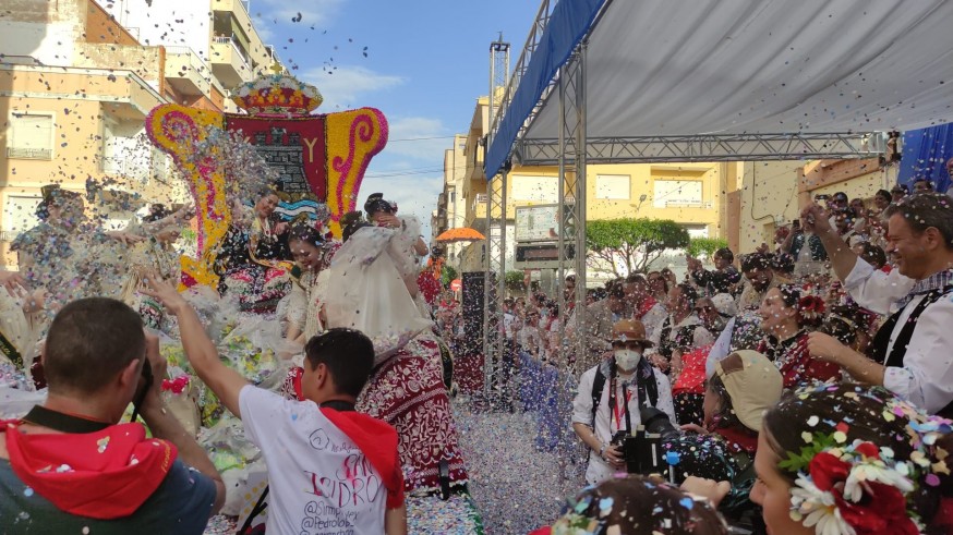 Miles de personas vuelven a disfrutar de las carrozas de San Isidro en Yecla