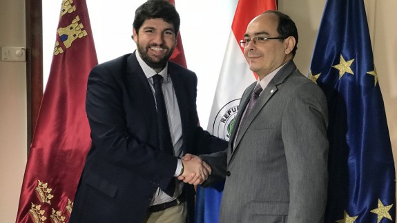 López Miras junto al embajador paraguayo Antonio Rivas