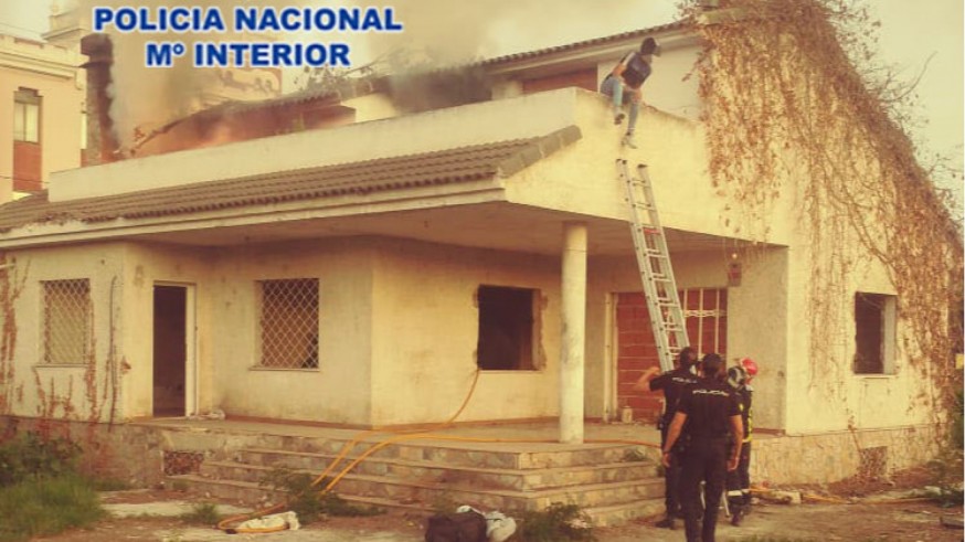 Momento de la detención en la vivienda en llamas
