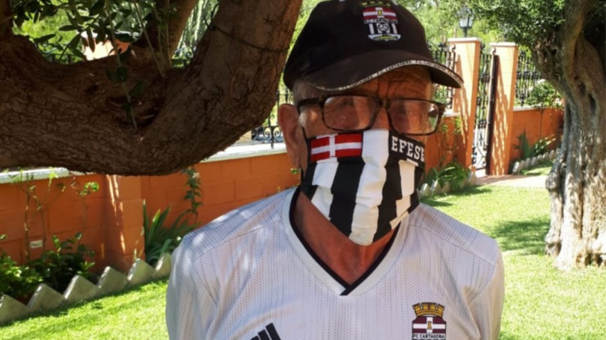 Lorenzo Vergara Pagán con su mascarilla del FC Cartagena