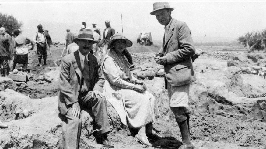 Agatha Christie en una excavación con Max Mallowan