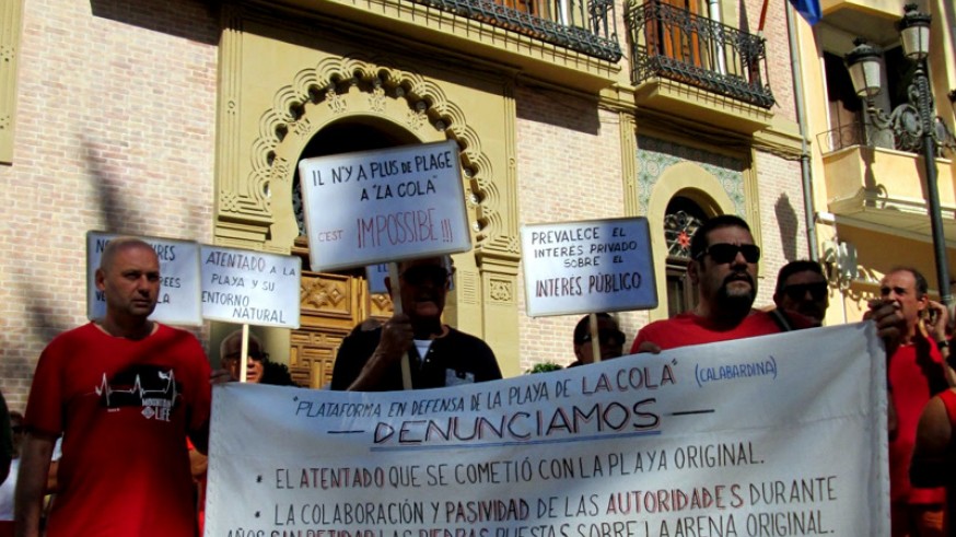 Manifestación ante el Ayuntamiento de Águilas para recuperar la Playa de la Cola
