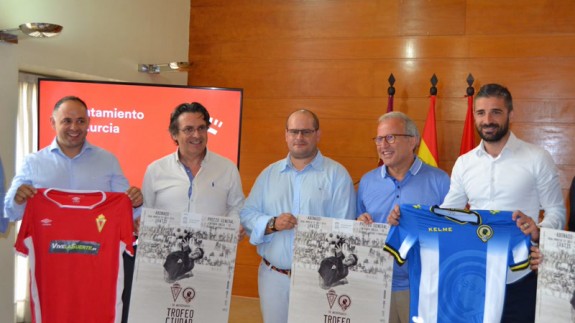 De izquierda a derecha: Deseado Flores, Tomás Moya, Raúl Moro, Felipe Coello y Portillo (foto: Real Murcia)