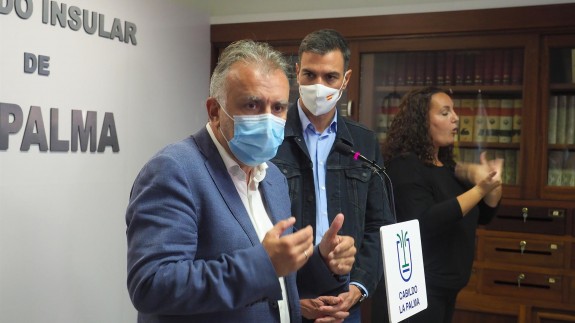 Ángel Víctor Torres junto a Pedro Sánchez, en rueda de prensa.