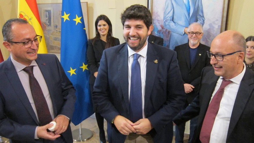 López Miras tras atender a los medios de comunicación.