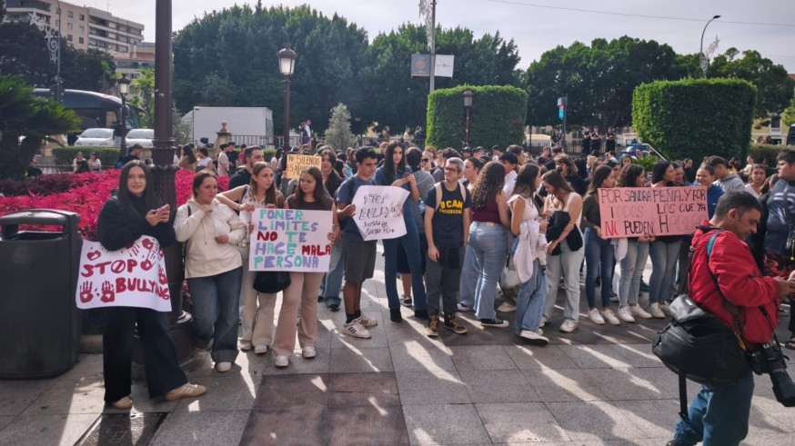 Decenas de estudiantes protestan por los casos de acoso escolar