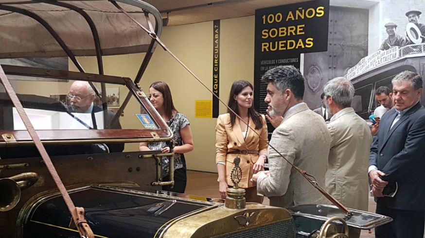 Momento de la inauguración de la exposición 100 años sobre ruedas. Vehículos y conductores en la Región de Murcia