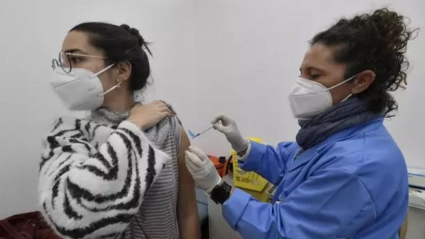 Una estudiante recibe la primera dosis de la vacuna contra el Covid-19 - UMU