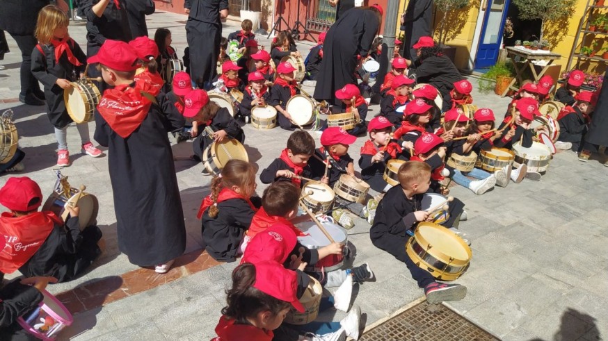 Los niños de Mula celebran la tamborada infantil