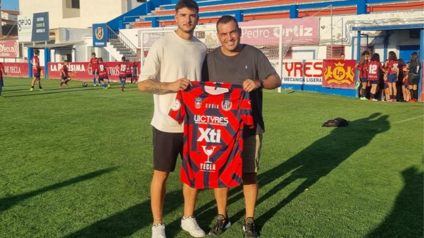 Revilla junto a Adrián Hernández.
