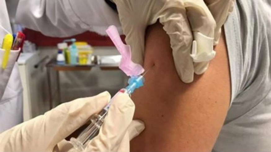 La campaña de vacunación de otoño llega con vacunas trivalentes para la gripe y dosis de recuerdo frente a un COVID atenuado
