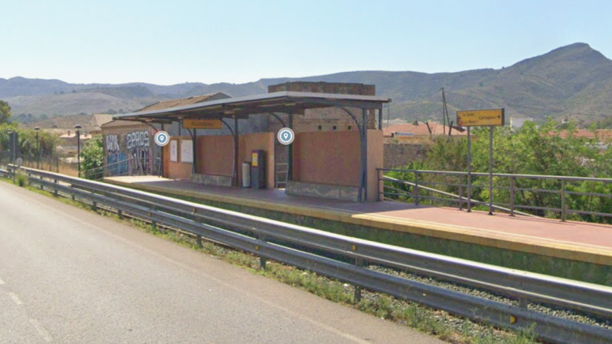 Varios heridos en el choque de un tren de pasajeros de vía estrecha contra una grúa en Alumbres (Cartagena)