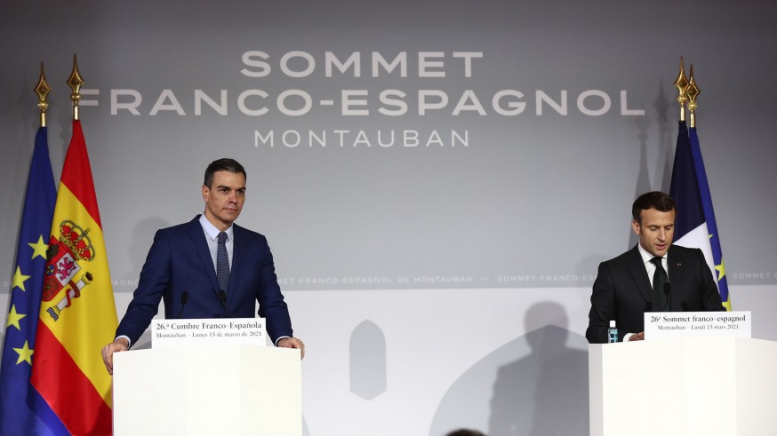 Sánchez y Macron, durante la rueda de prensa que han ofrecido al término de la XXVI Cumbre Franco-Española. MONCLOA