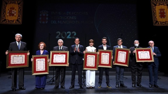 El ayuntamiento de Murcia concede la Medalla de Oro a la Asociación Contra el Cáncer, Cáritas y el Colegio de Enfermería