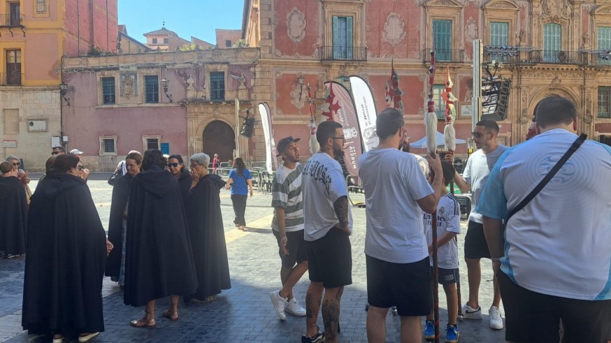 Entre bambalinas preparando una embajada de Moros y Cristianos
